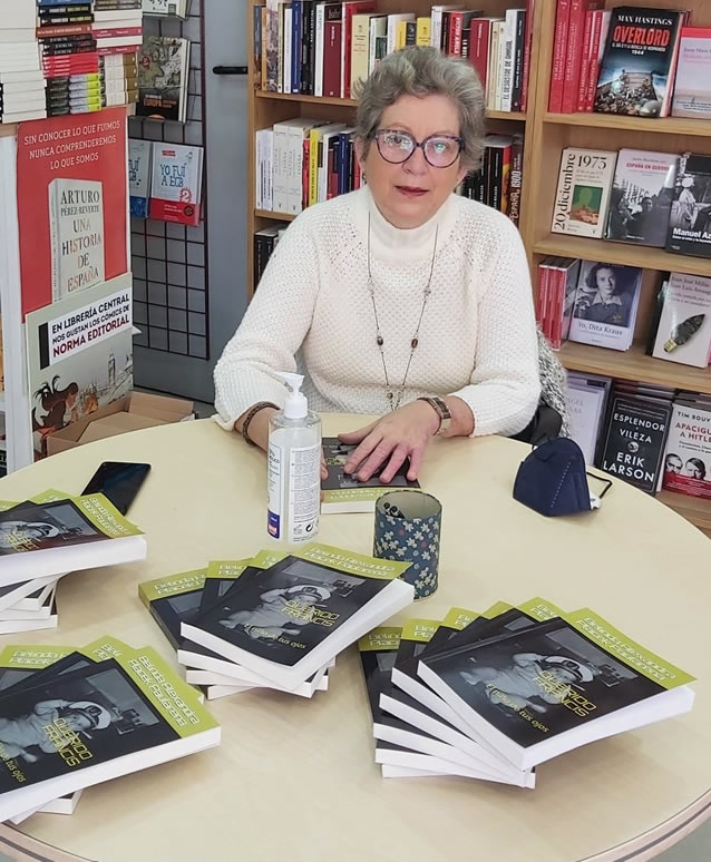 Belinda Placek firmó ejemplares en librería Central de Zaragoza